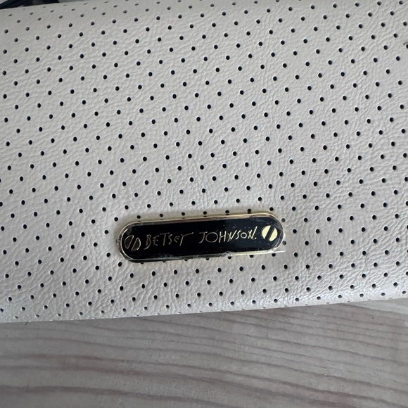 Elegant Cream and Black Bow Crossbody Bag - Picture 8 of 11